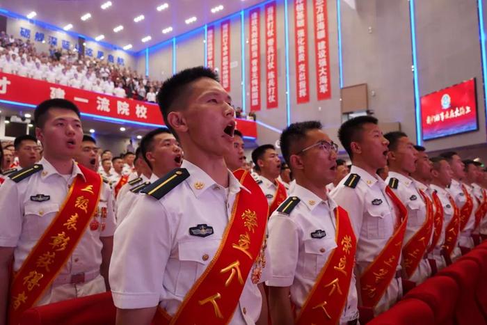 虎滩起航搏风浪，学成出鞘缚苍龙！海军大连舰艇学院隆重举行2024届学员毕业典礼