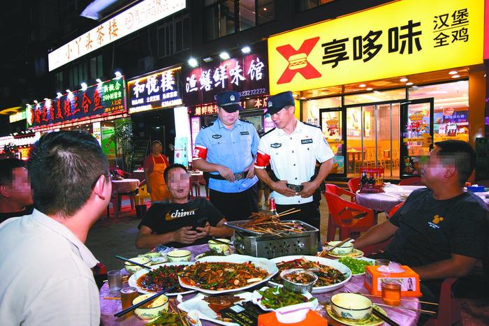 筑牢夏夜“防护墙” 当好平安“守夜人”