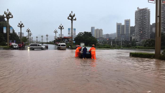 C视频丨四川多地暴雨，消防员冒雨救助人员车辆脱险