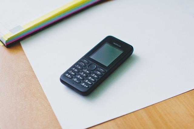 英国贵族寄宿学校伊顿公学禁止学生使用智能手机，提供诺基亚功能机