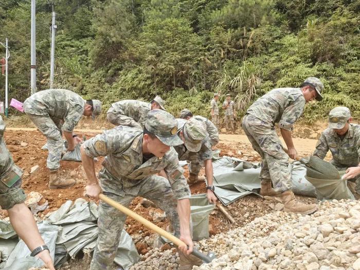 岳阳抗洪一线，亲兄弟久别重逢……