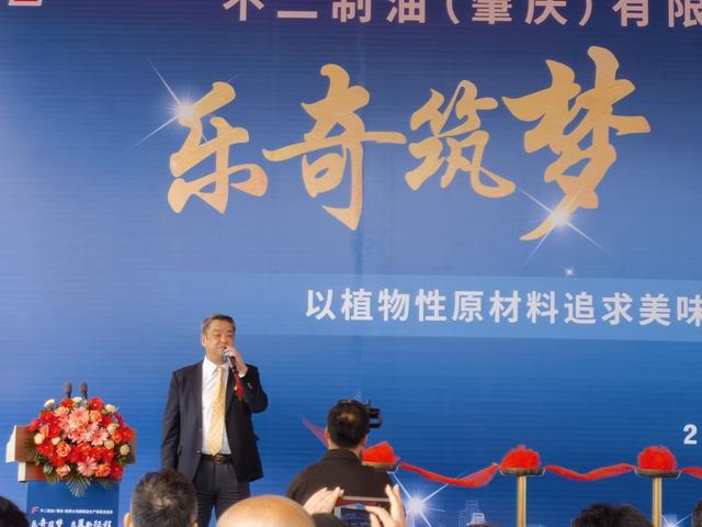 中国首家全家便利店“落沪”的重要推动者，上海是他的第二故乡