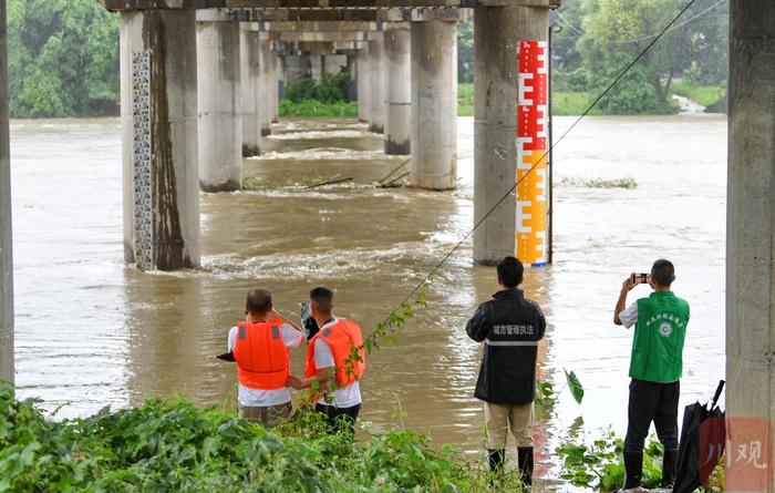 C视频丨降雨持续 双流永安加强辖区流域巡查排险