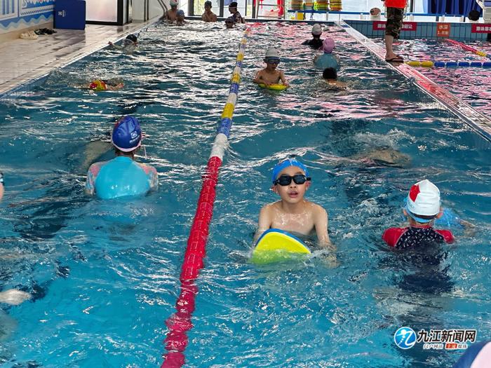 与旱鸭子说“拜拜”！九江暑期托管游泳课让孩子免费学游泳