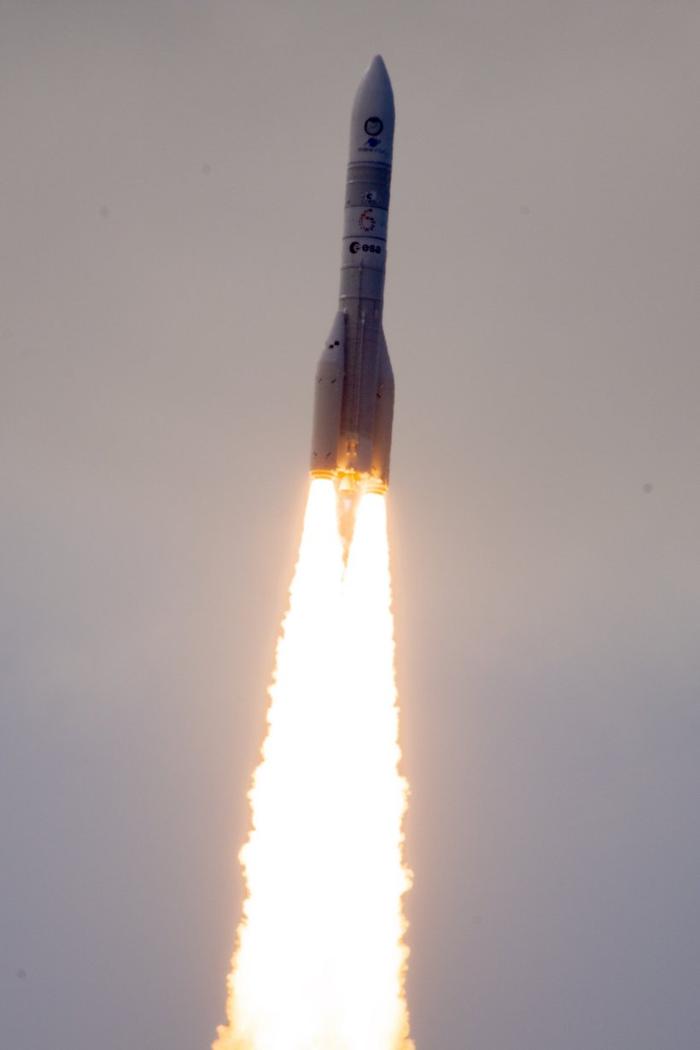 欧空局重型运载火箭阿丽亚娜 6 号首飞成功，但二级偏离预定轨道