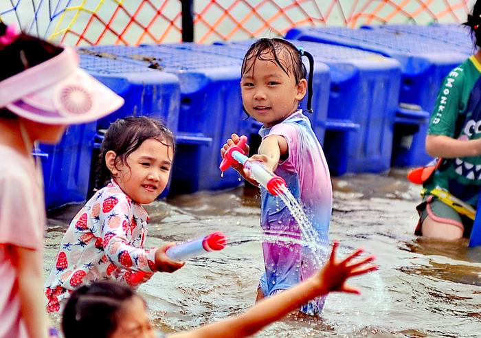 孩子们在玩水枪