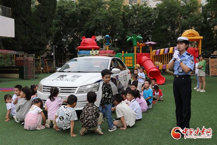 兰州西固交警走进幼儿园 趣味教学提升儿童交通安全意识