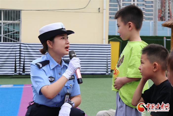 兰州西固交警走进幼儿园 趣味教学提升儿童交通安全意识