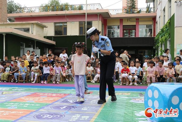 兰州西固交警走进幼儿园 趣味教学提升儿童交通安全意识