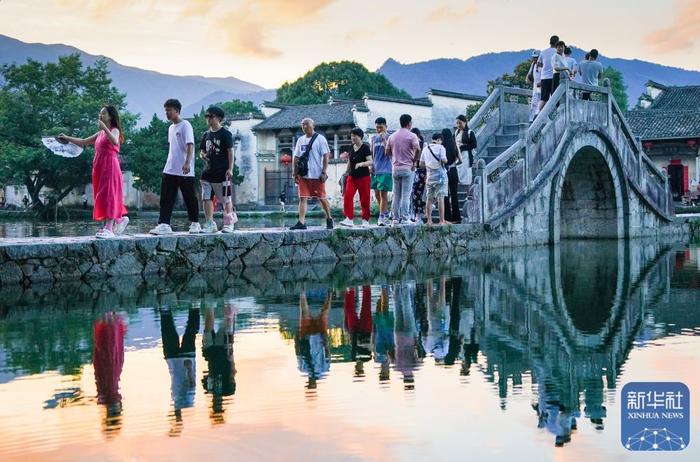 夏日乡村美景引游人