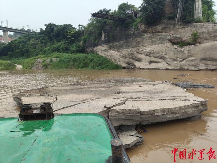 突发！长江上游洛碛水道惊现巨型“水泥石”