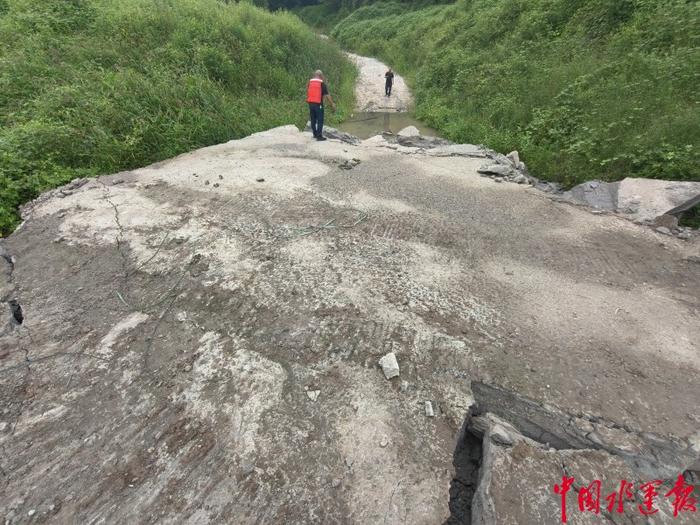 突发！长江上游洛碛水道惊现巨型“水泥石”