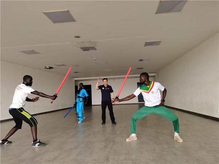 中国武术教练组助力塞内加尔备战2026青奥会 武术促进中国与塞内加尔民心相通
