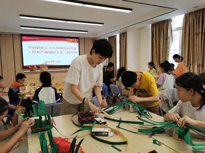 广西平南县总工会：让非物质文化遗产走进职工子女暑假公益兴趣托管班