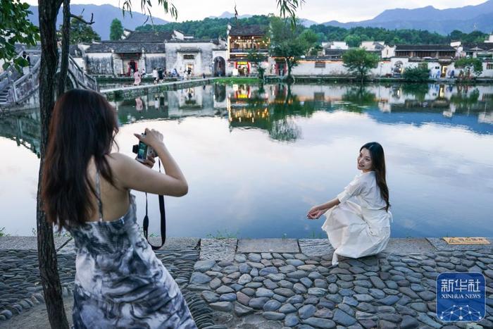 夏日乡村美景引游人