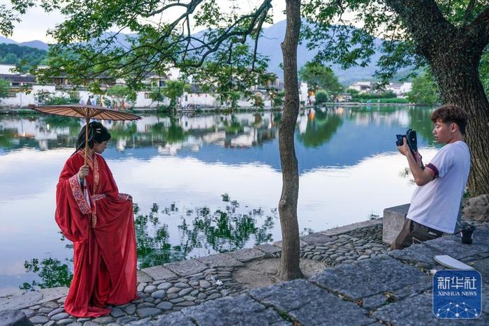 夏日乡村美景引游人