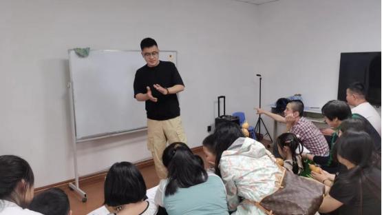 Qnews|每周一小时固定训练课 河北沧州体能训练师义务帮助自闭症孩子获点赞