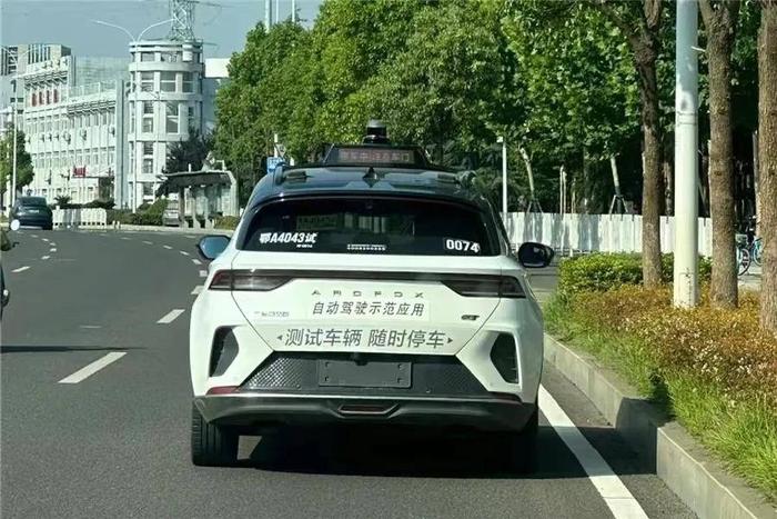 武汉“萝卜快跑”大规模上路，AI该不该抢司机饭碗？