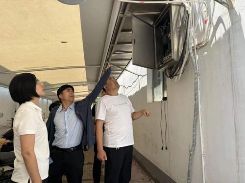 市文化路小学（商丘师院附中）教职工在查看线路安全隐患