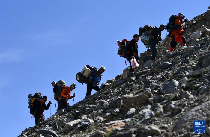 一座山，两代人——新疆牧民结缘国际登山