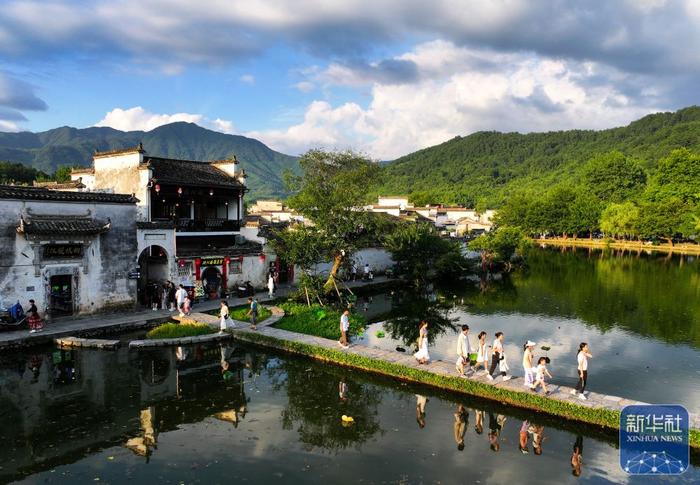 夏日乡村美景引游人