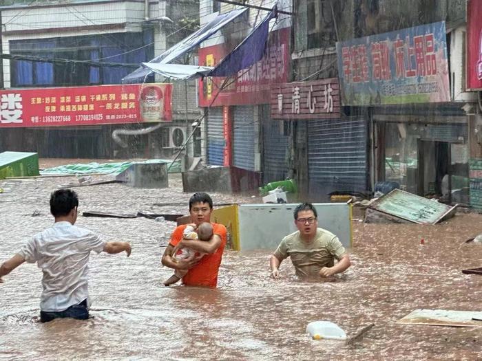 战洪水！直击重庆抢险救灾进行时