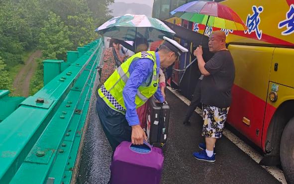 52名乘客雨天被困高速公路……