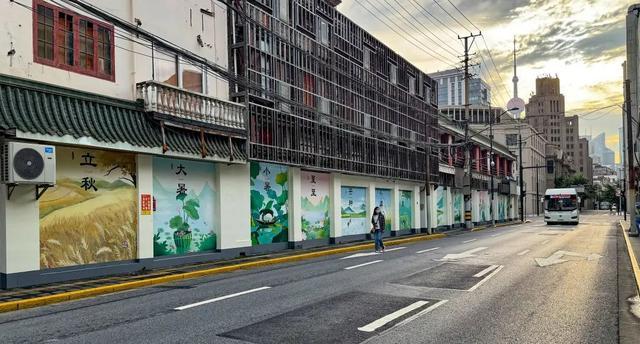 市中心街区围墙穿上“新衣”，变身“城市文化风景线”