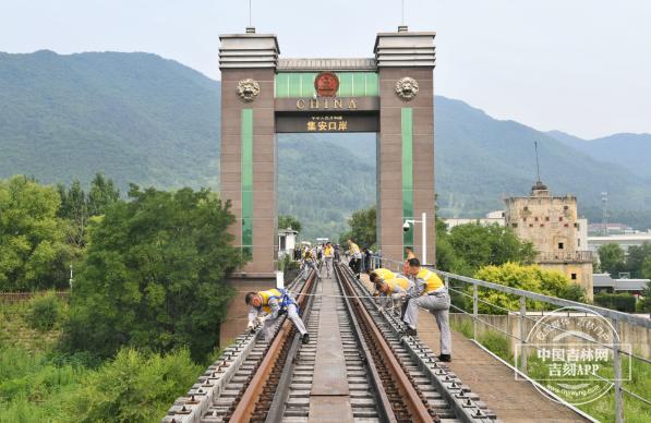 发现最美铁路·看百年梅集助力东北振兴｜众志成城，并肩守护山区铁道线路