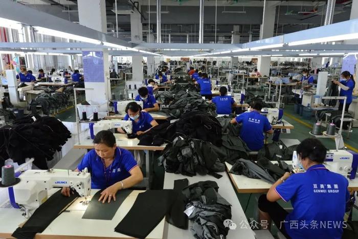 图为玉林市福绵区的一家纺织服装厂内,工人正在工作。来源:玉林发布