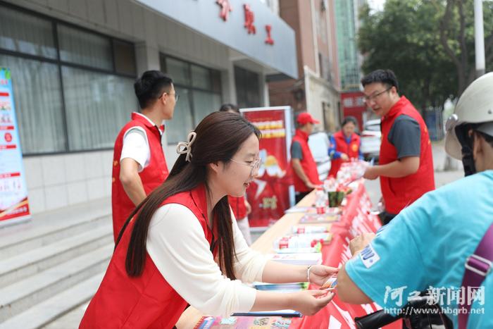 保定市总工会开展“夏送清凉”志愿服务活动