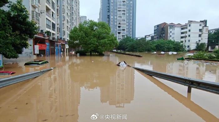 重庆长寿等地现河水倒灌房屋被淹，垫江县部分路段积水深2米