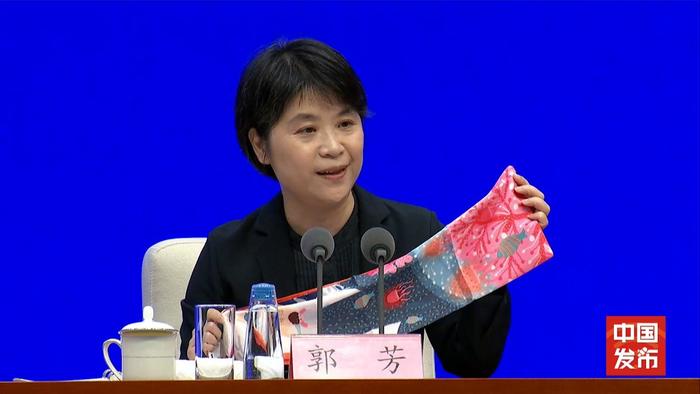 副部长参加发布会，带了一条特别的丝巾