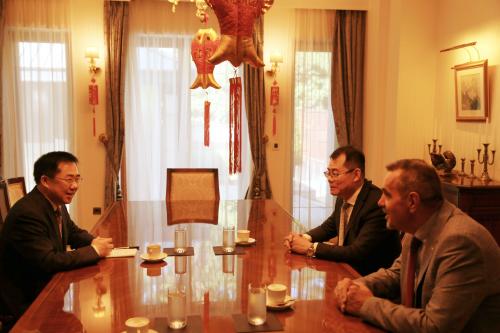 驻北马其顿大使张佐应约会见圣基里尔—麦托迪大学孔子学院院长