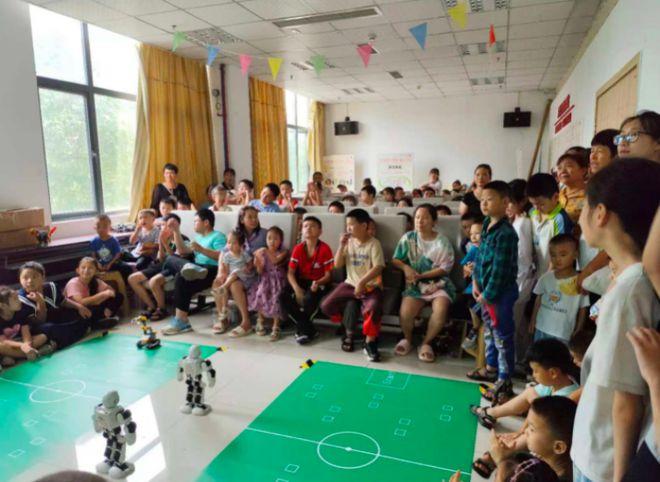 重庆渝北区：机器人互动体验活动 点亮童心科技梦想