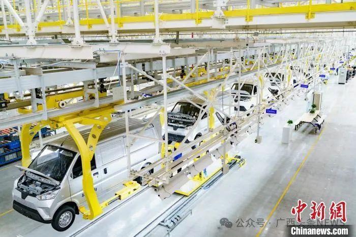 图为广西汽车集团所属五菱新能源自动化生产线。广西汽车集团提供
