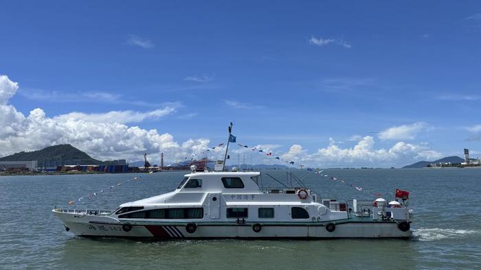 航海日在前海 满旗鸣笛同庆贺