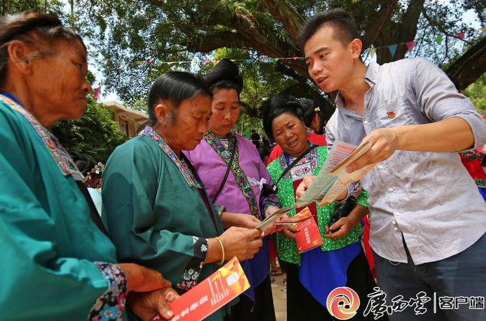 夯实民主法治这个基石