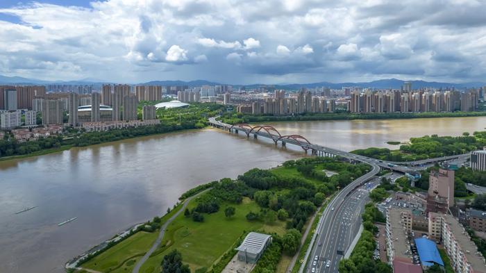 随着世界锅包肉大赛的脚步 在吉林市过一个22℃的暑假