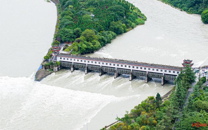 都江堰渠首迎来近三年最大洪峰过境，江安河等四大干渠流量逼近警戒水位