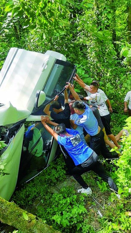 越野车侧翻，一声“快救人”引来众多热心人