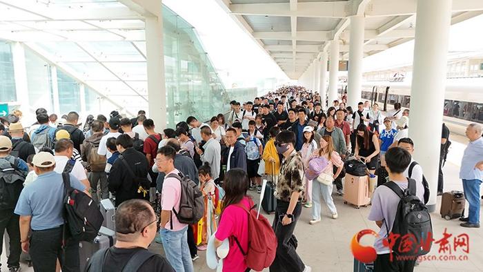 河西走廊迎来旅游热 张掖西站十天接发旅客超12万人次