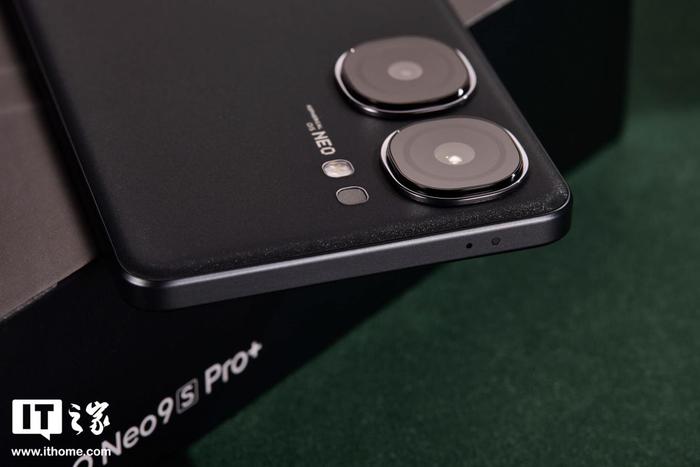 【IT之家开箱】iQOO Neo9S Pro + 格斗黑手机图赏：大众的审美，电竞的心