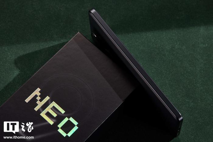 【IT之家开箱】iQOO Neo9S Pro + 格斗黑手机图赏：大众的审美，电竞的心