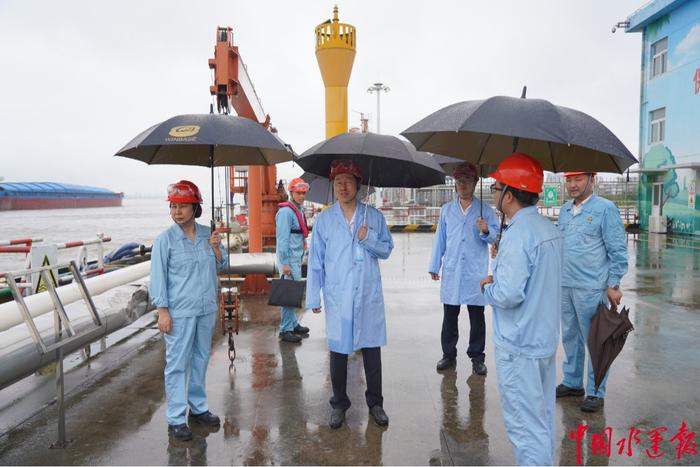 扬州海事局与扬州化工园区联合开展高温汛期危化品码头安全检查与走访调研活动