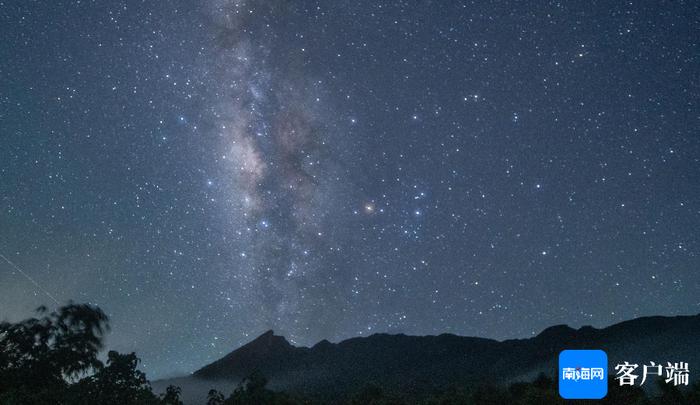 热带雨林云绕山间星满天 夏天一起来海南追“星”