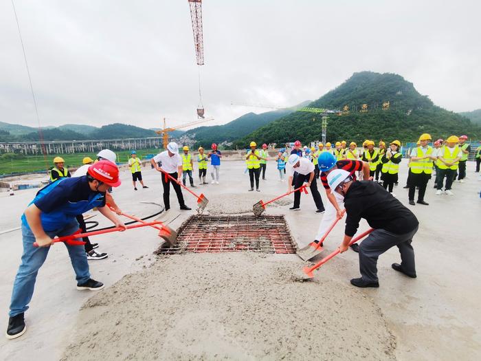 黄果树游客服务中心项目主体建筑顺利封顶