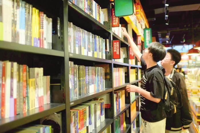 学生在美乐城一家书店挑选书籍