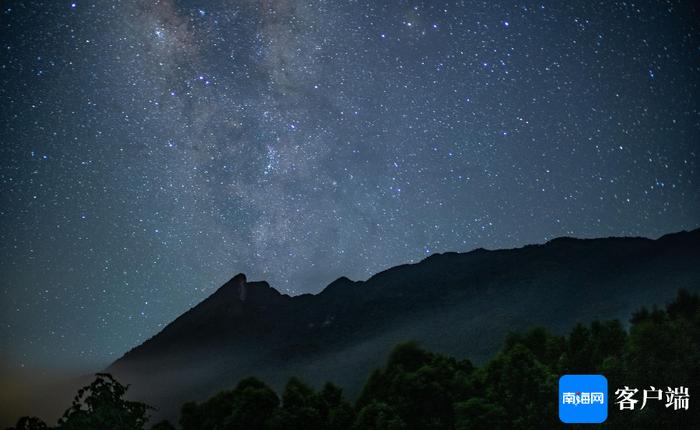 热带雨林云绕山间星满天 夏天一起来海南追“星”