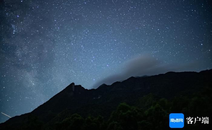 热带雨林云绕山间星满天 夏天一起来海南追“星”